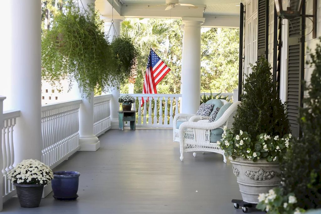 The Home in South Carolina is a luxurious home featuring the finest architecture and endless edge saltwater pool now available for sale. This home located at 4458 Park Island Rd, Meggett, South Carolina; offering 05 bedrooms and 08 bathrooms with 12,776 square feet of living spaces.