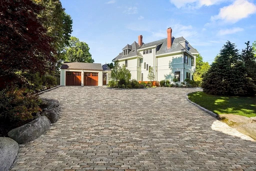 The Home in Massachusetts is a luxurious home which is not only ideal for urban life but also great for outdoor experience now available for sale. This home located at 59 High St, Brookline, Massachusetts; offering 07 bedrooms and 08 bathrooms with 7,450 square feet of living spaces.