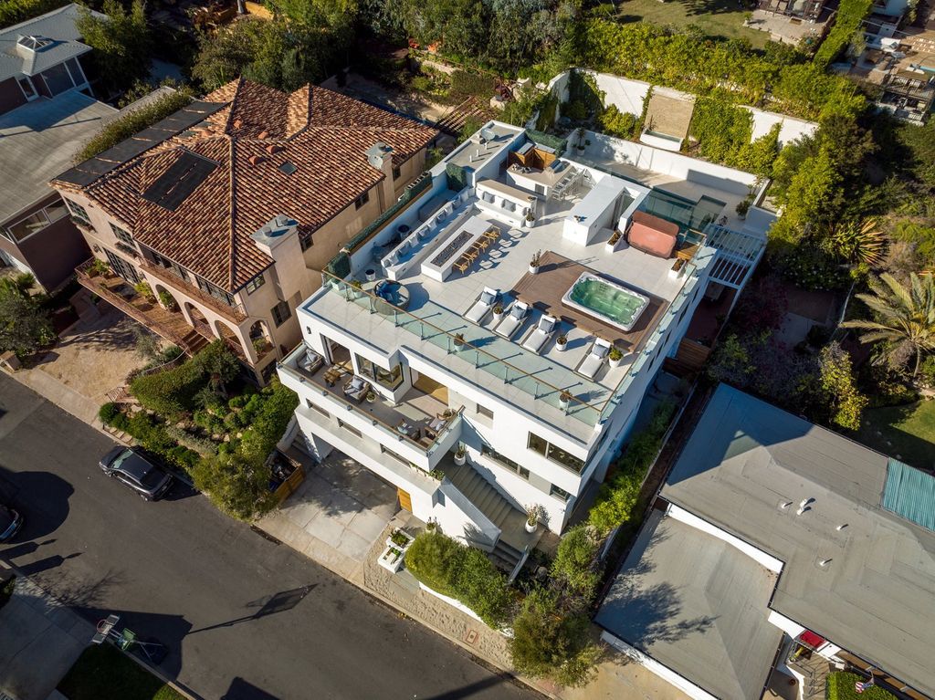 This-7895000-Architectural-Home-in-Pacific-Palisades-has-a-Huge-Rooftop-Deck-with-Breathtaking-Views-14