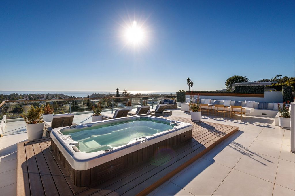 This-7895000-Architectural-Home-in-Pacific-Palisades-has-a-Huge-Rooftop-Deck-with-Breathtaking-Views-16
