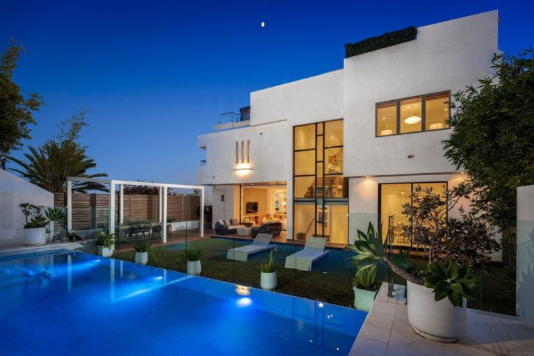 This $7,895,000 Architectural Home in Pacific Palisades has a Huge Rooftop Deck with Breathtaking Views