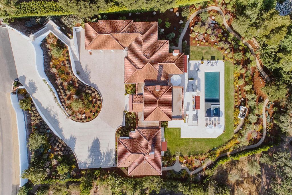 This-7950000-This-Extraordinary-Mediterranean-inspired-Villa-in-Santa-Barbara-has-a-Beautifully-Landscaped-Driveway-16