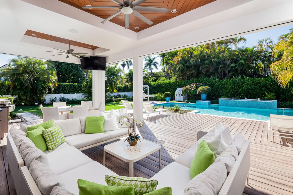 Let Neon do what it does best, which is shine. Plain Neon green-tone pillows and checkered-patterned pillows brighten up the outdoor living room near the poolside. You can also combine neon tones with sofa sets in other tones such as beige, pastel yellow and mint green to get a ton-suit-ton feel.