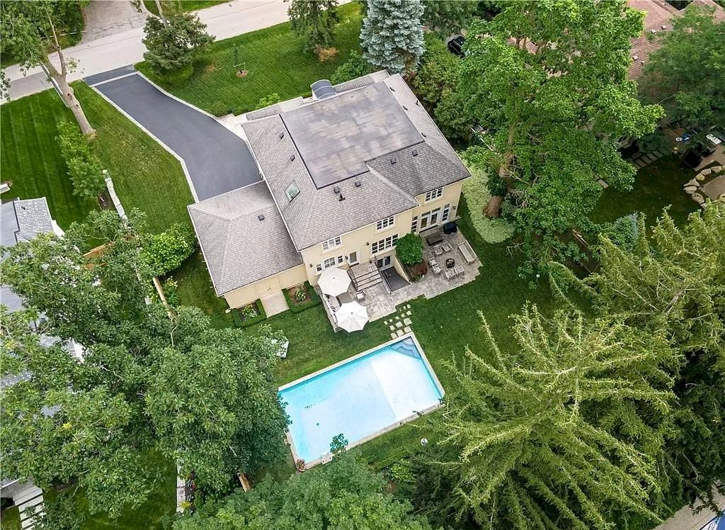 The Luxury South-East Oakville Home is built for a family now available for sale. This home located at 472 Chamberlain Ln, Oakville, ON L6J 4H5, Canada