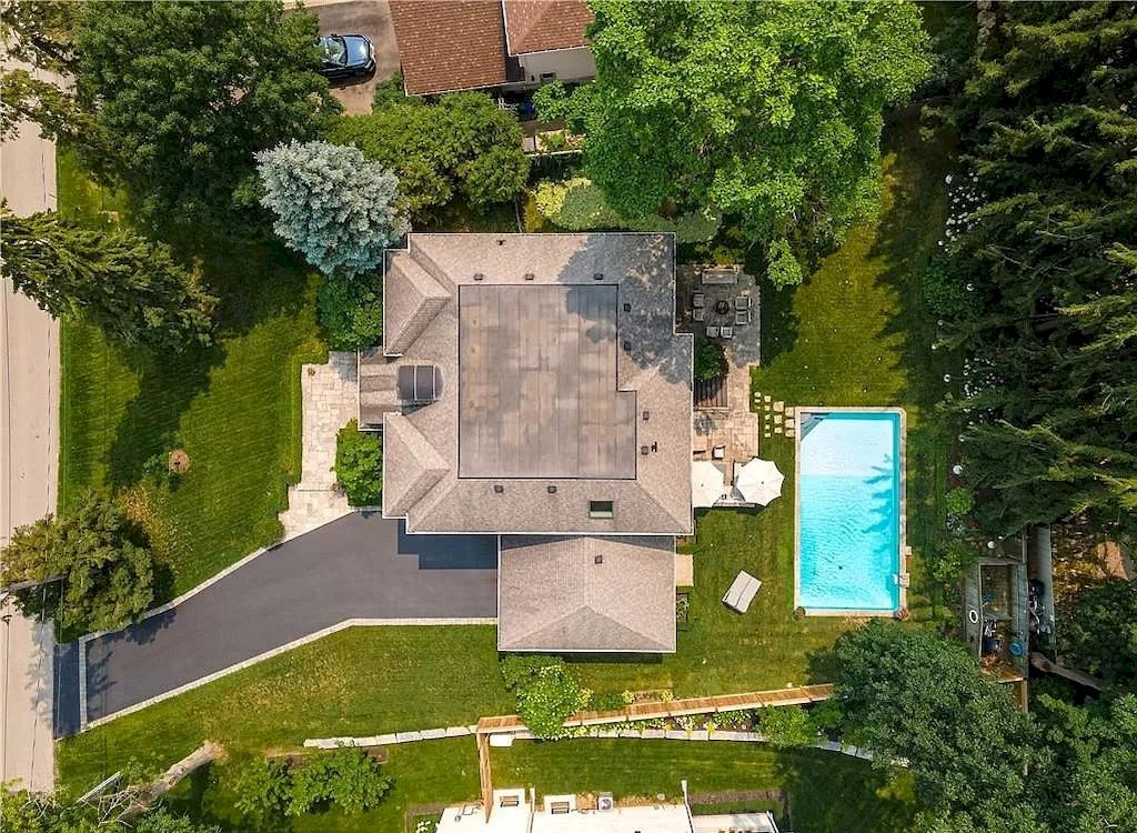 The Luxury South-East Oakville Home is built for a family now available for sale. This home located at 472 Chamberlain Ln, Oakville, ON L6J 4H5, Canada