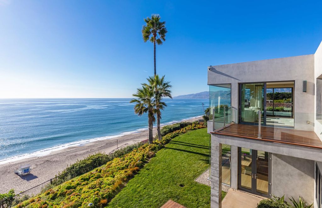 The Point Dume Home is a stunning estate merges outstanding architecture by Doug Burdge and a coveted bluff frontage location overlooking Zuma beach now available for sale. This house located at 7377 Birdview Ave, Malibu, California