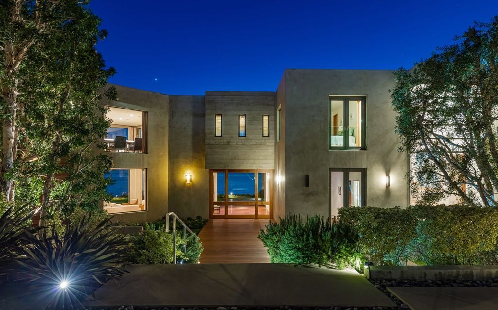 The Point Dume Home is a stunning estate merges outstanding architecture by Doug Burdge and a coveted bluff frontage location overlooking Zuma beach now available for sale. This house located at 7377 Birdview Ave, Malibu, California