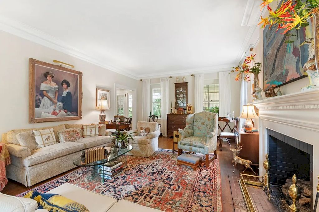 The living room is designed in an traditional Vintage style with the main white color, using items such as tables, chairs, cabinets, antique clocks, and metal decorations… all have elegant and soft lines. The indispensable feature is the use of white lace curtains, cotton pillows and carpets with stylized motifs. Moreover, two large paintings decorated for the living room also clearly show the Vintage style.