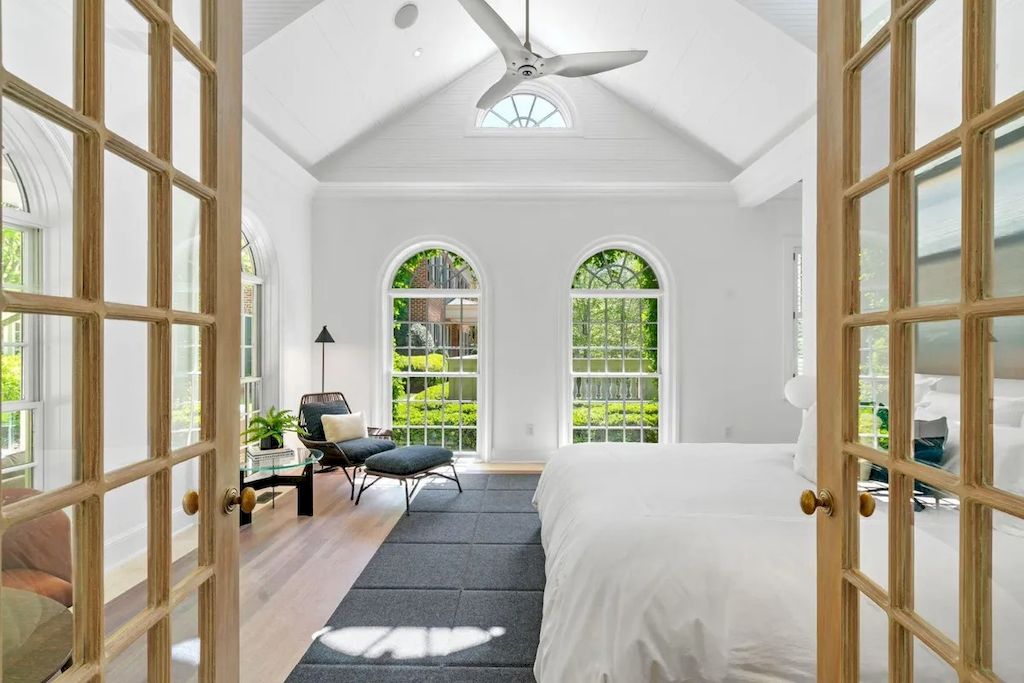 This contemporary gray bedroom instantly calms us down ten times just by gazing at it. This monochrome bedroom, with its moody gray walls and complementing bedding, embodies modern comfort at its best. Avoid anything bright when selecting colors that are designed to soothe and relax you.