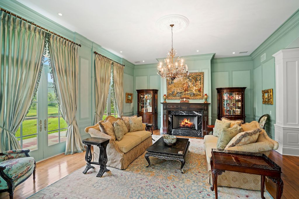 Another perfect teal combination can be seen in teal and metallic decorations. The warm golden hues of the brass (such as chandelier, a pair of vases) provide a good contrast to the cooler tones of teal (light greenish teal in this living room idea, as you may see).