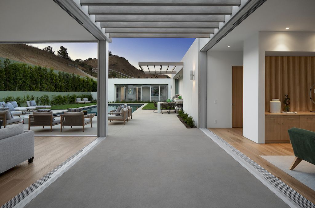 Ventura-Hillside-Home-Stunning-White-Horizontal-Blocks-by-DARX-Studio-1