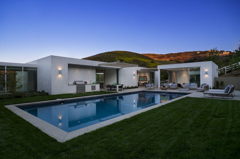 Ventura Hillside Home, Stunning White Horizontal Blocks by DARX Studio