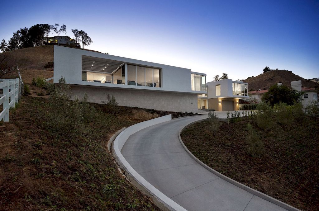 Ventura Hillside Home, Stunning White Horizontal Blocks by DARX Studio