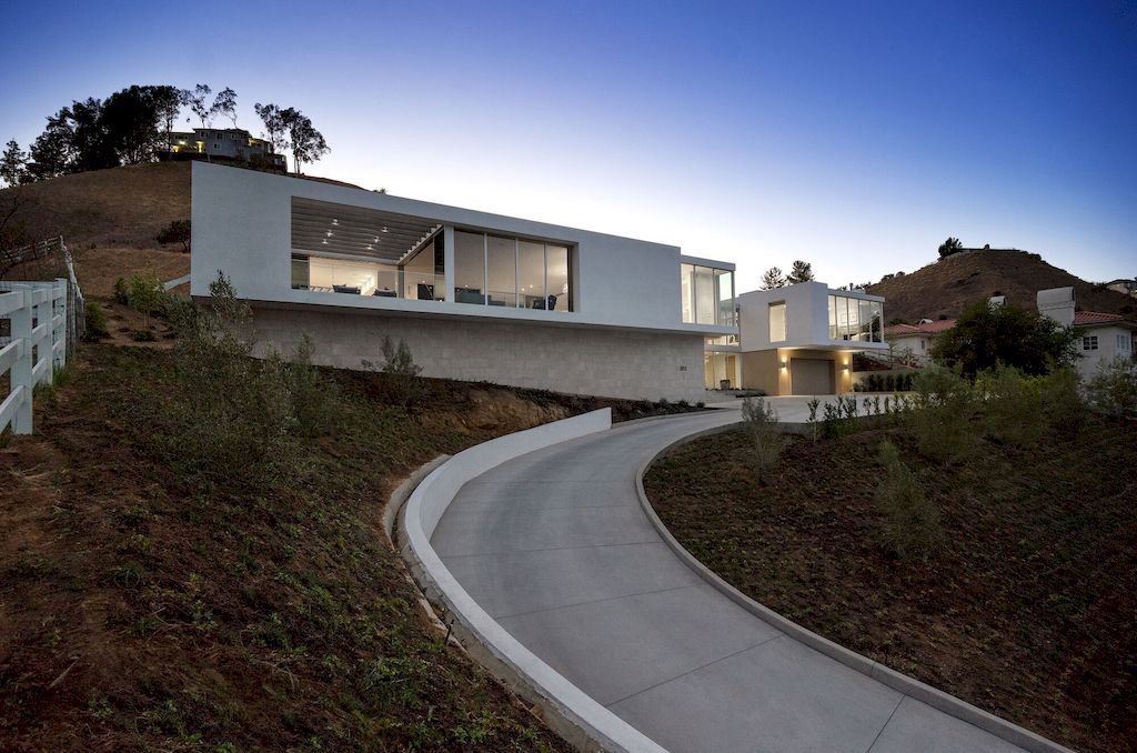 Ventura-Hillside-Home-Stunning-White-Horizontal-Blocks-by-DARX-Studio-2