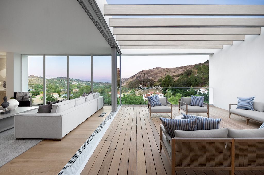 Ventura-Hillside-Home-Stunning-White-Horizontal-Blocks-by-DARX-Studio-4