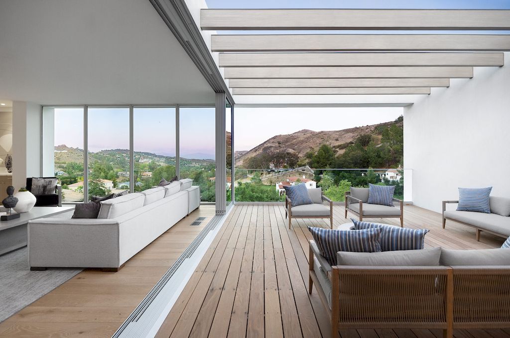 Ventura Hillside Home, Stunning White Horizontal Blocks by DARX Studio