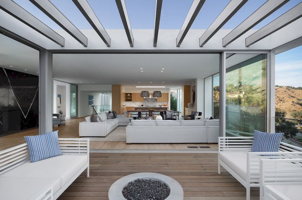 Ventura-Hillside-Home-Stunning-White-Horizontal-Blocks-by-DARX-Studio-5