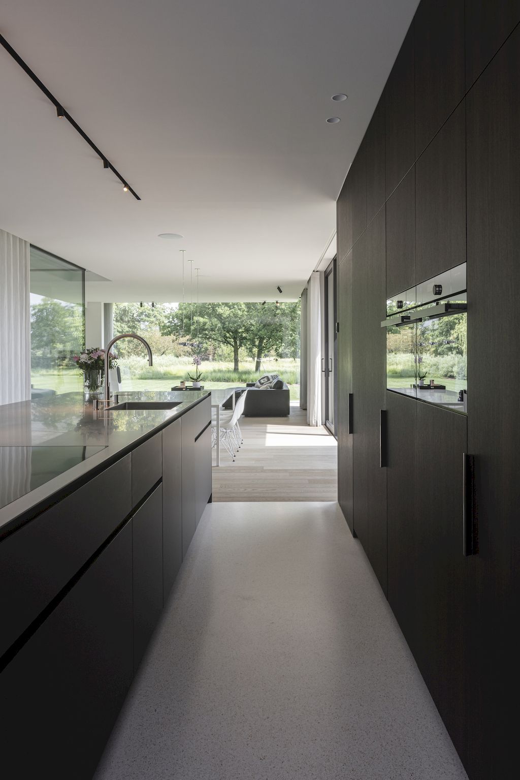 Villa-Bonh-an-U-shaped-home-in-contemporary-fashion-by-CAS-architecten-15
