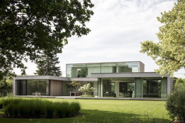 Villa Bonh, an U-shaped home in contemporary fashion by CAS architecten