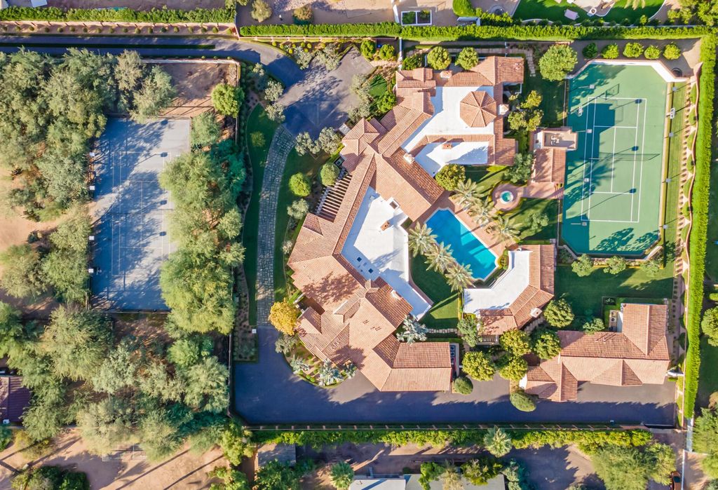 Opulence Residence in Arizona with Camelback Mountain views sells for $18,800,000