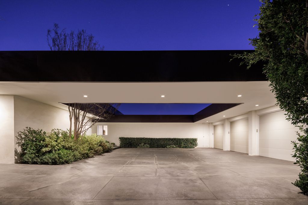 The Beverly Hills Home is a tennis court estate situated on an expansive lot and boasts a noticeable design prowess now available for sale. This home located at 1120 Wallace Rdg, Beverly Hills, California