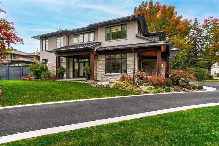 Beautiful Custom Built Home in Oakville Lists for C$4,850,000