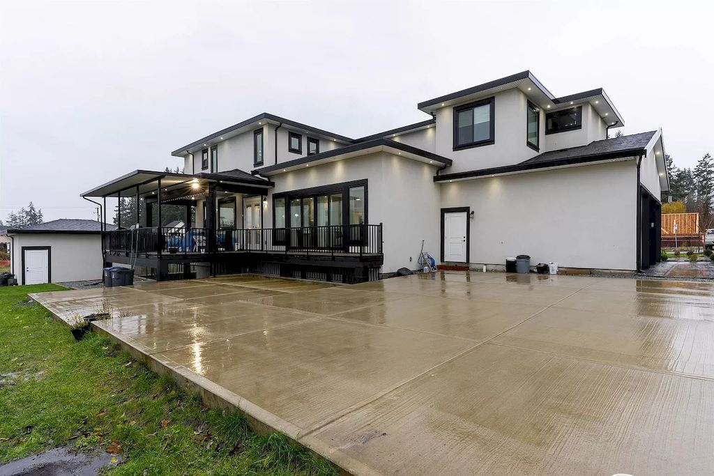 The Home in Panorama Ridge has an open concept and functional floor plan with over 9’ ceilings on both main and upper levels now available for sale