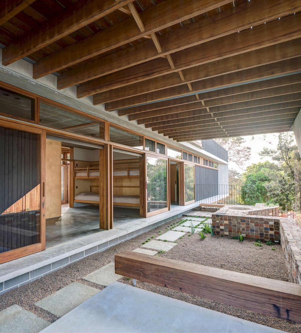 Breezeway House, an angular geometry sculpture by David Boyle Architect