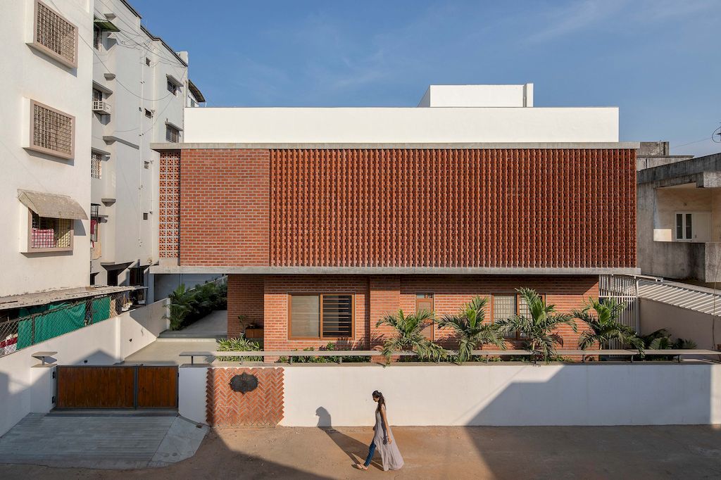 Brick Screen house in charm traditional style in India by MS Design Studio