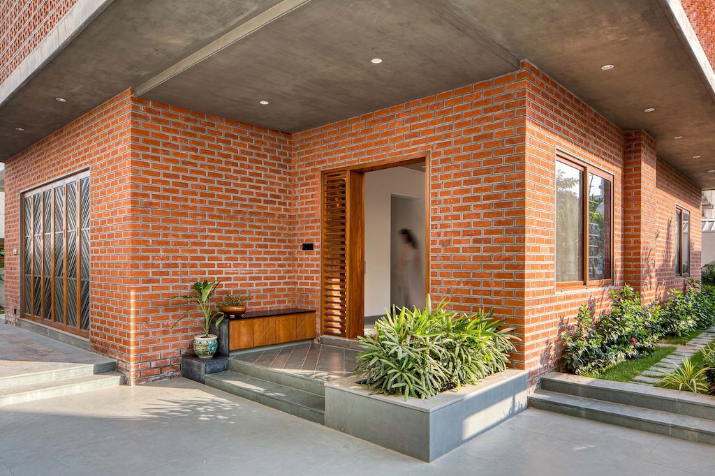 Brick Screen house in charm traditional style in India by MS Design Studio