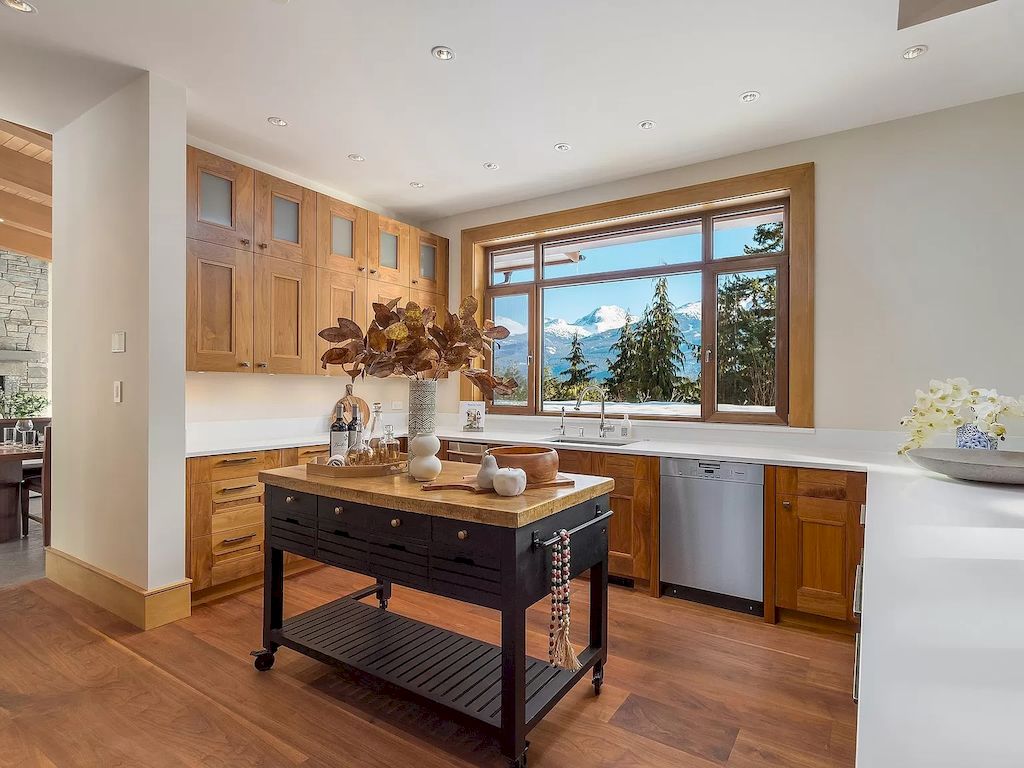 Enjoy-Uninterrupted-Panoramic-Mountains-Views-in-the-C12950000-Iconic-Whistler-Estate-21