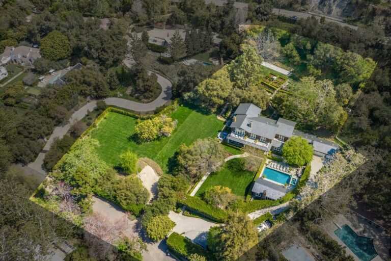 $30M Hamptons Style Home in Pacific Palisades with Sophisticated Details