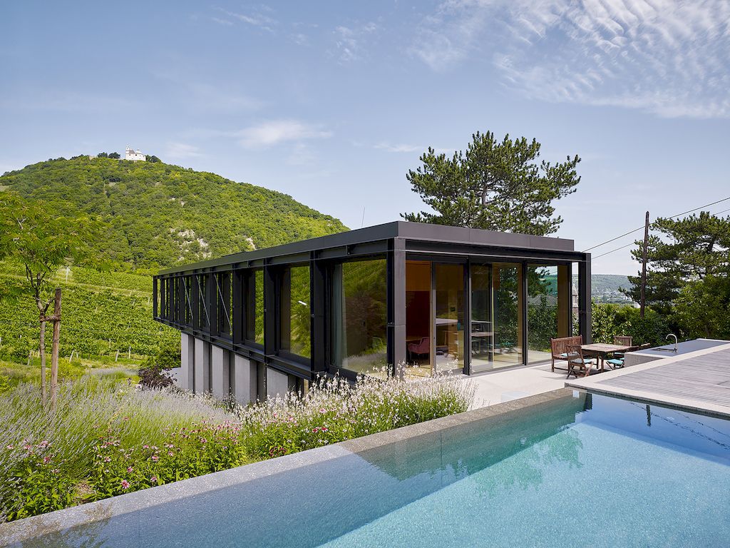 House-in-the-Vineyards-by-Dietrich-Untertrifaller-Alexander-Janowsky-12