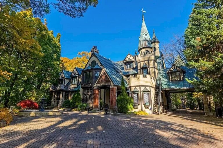 Listing for C$4,498,888, Iconic & Magical Mississauga Castle Offers Mix of a Historical Setting with Modern Living