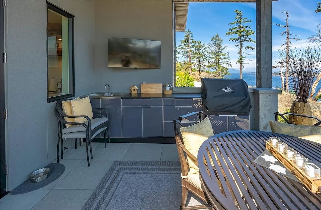 Live-your-Ultimate-Dream-in-C5495000-Oceanfront-Home-on-Vancouver-Island-16