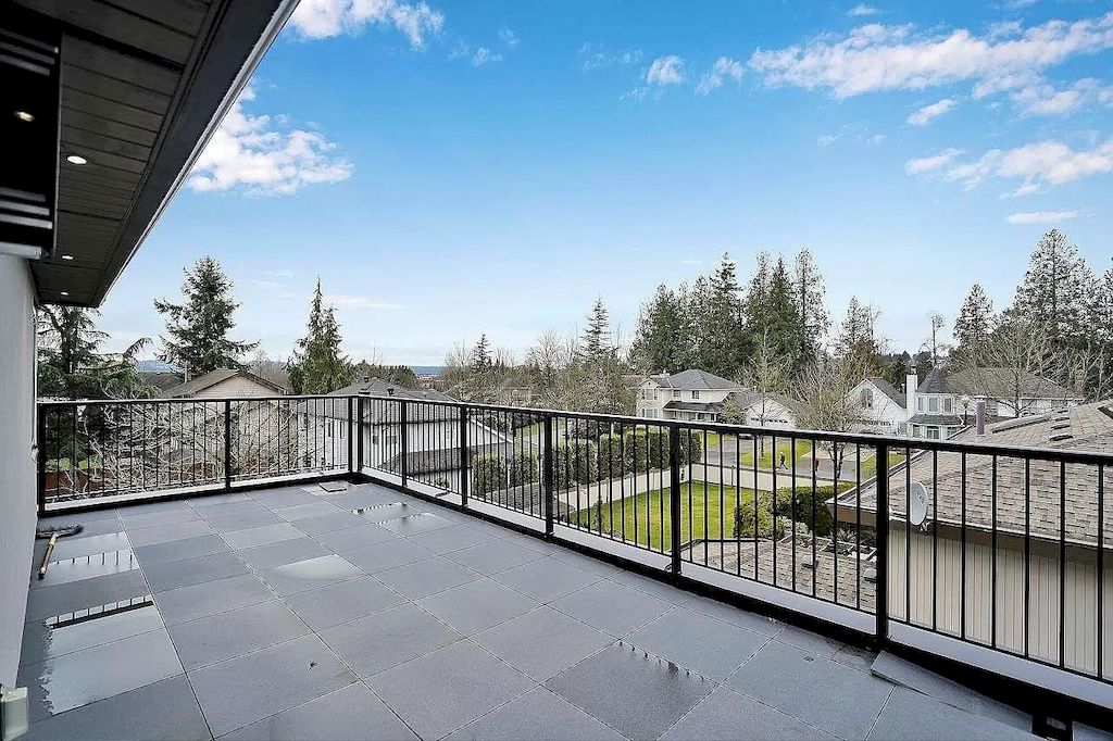 Luxury-Mega-House-in-Surrey-with-Open-Concept-Lists-for-C4199999-16_result
