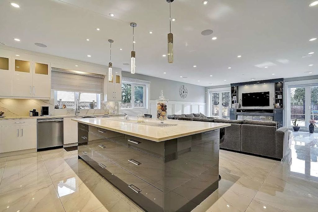 Opt for sleek, high gloss grey cabinets to create a glamorous and luxurious kitchen. The reflective surface of the cabinets adds a touch of elegance and sophistication to the space. Pair them with quartz or granite countertops and crystal chandeliers for a truly glamorous look. This style is perfect for those who want to make a statement and create a kitchen that exudes opulence and grandeur. Prepare to dazzle!