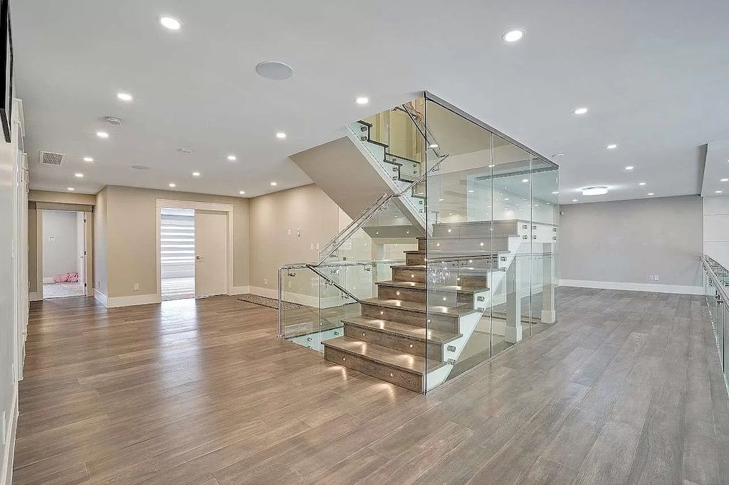 Luxury-Mega-House-in-Surrey-with-Open-Concept-Lists-for-C4199999-29_result