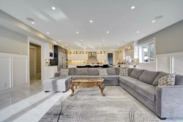 Luxury Mega House in Surrey with Open Concept Lists for C$4,199,999