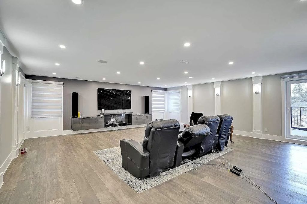Luxury-Mega-House-in-Surrey-with-Open-Concept-Lists-for-C4199999-5_result