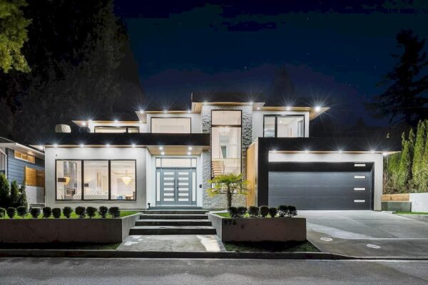 Luxury & Tranquility Brand New House in North Vancouver Hits the Market for C$5,298,000