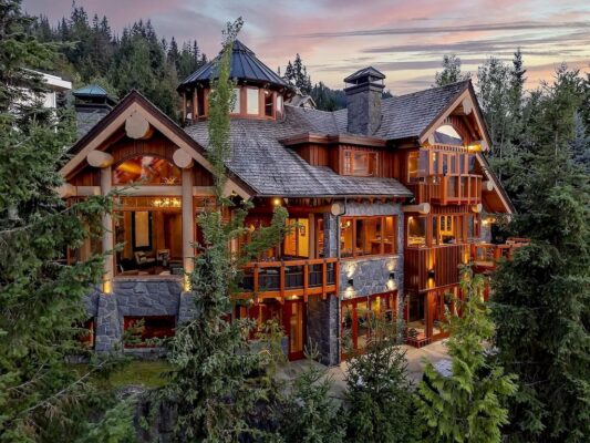 Made of Magnificent 452 Year Old Log, Breathtaking House in Whistler Asks for C$13,750,000