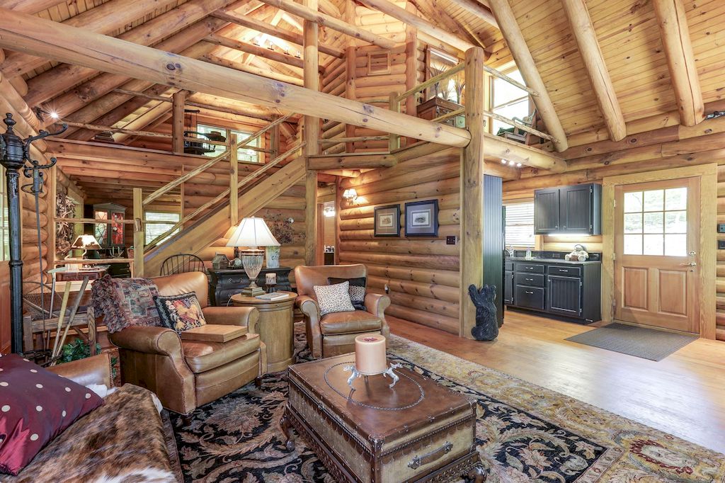 Using wood as the main material for the entire wall, ceiling and floor, this design transforms the living room into a large version of the tree house, creating a feeling that is both modern and a little wild. The chestnut-brown leather sofa set combined with a patterned rug makes the entire living room look striking. Such a unique.