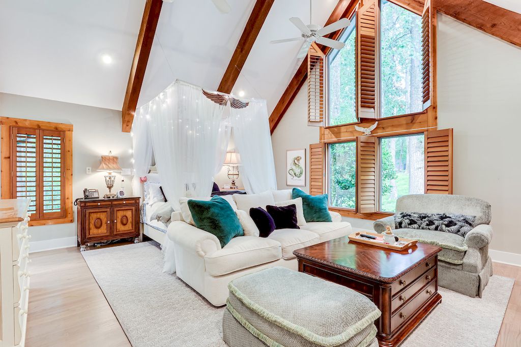 There's nothing like curtains for a bed with a canopy and all-white bedding to create a cozy, ethereal feel in the bedroom. Creamy white wall paint, a rug in the center of the bedroom made of soft warm wool, and full-size emerald green pillows are the basis for the outstanding four foster bedframes. 