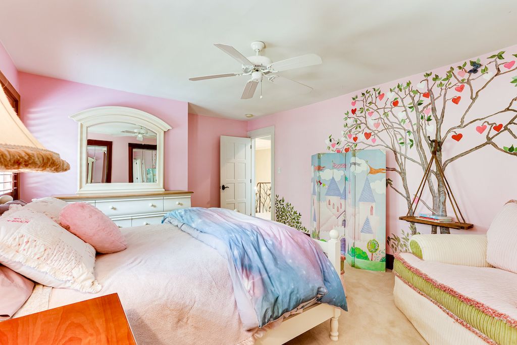 You will like this vivid colorscene if you're hunting for straightforward area ideas. A girl's room that is colorful and joyful is made with hot pink and cozy orange. Bright and bold cookies will always make an adorable bedroom decor. Bold hues also never really go out of vogue. As your daughter's taste changes, they are also simple to alter.