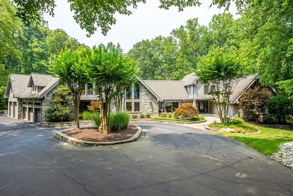 The Home in Virginia is a luxurious home featuring a perfect blend of traditional and contemporary finishes now available for sale. This home located at 536 Springvale Rd, Great Falls, Virginia; offering 06 bedrooms and 09 bathrooms with 12,000 square feet of living spaces.