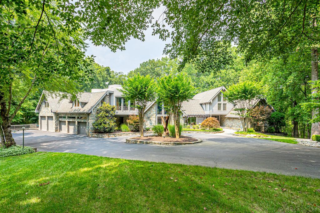 The Home in Virginia is a luxurious home featuring a perfect blend of traditional and contemporary finishes now available for sale. This home located at 536 Springvale Rd, Great Falls, Virginia; offering 06 bedrooms and 09 bathrooms with 12,000 square feet of living spaces.