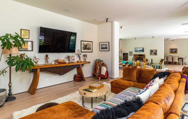 $7.85M Home in Los Angeles showcases A Classic Midcentury Aesthetic