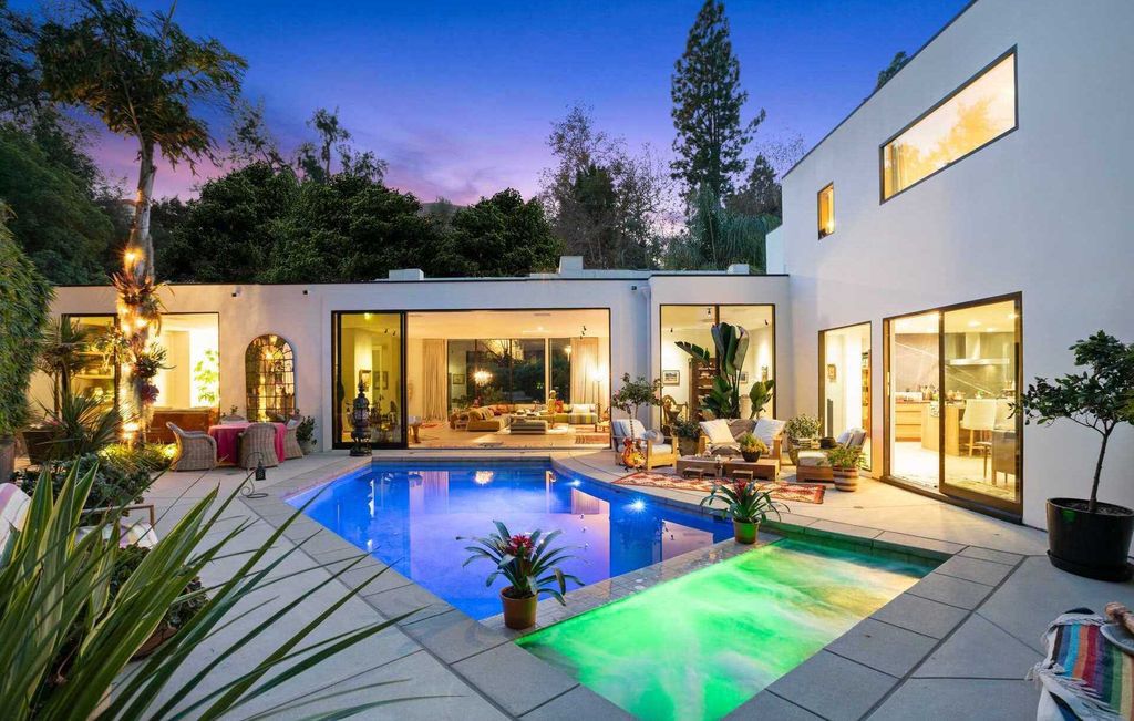 The Home in Los Angeles is a Holmby Hills hidden oasis nestled behind bamboo hedges and secluded from the street now available for sale. This house located at 1140 Brooklawn Dr, Los Angeles, California