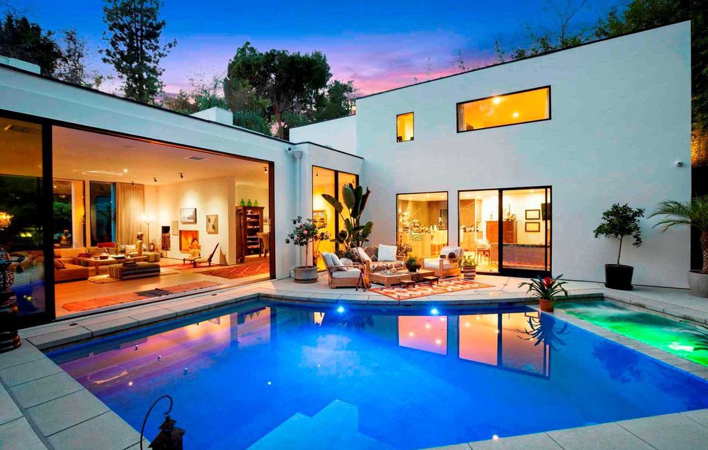 The Home in Los Angeles is a Holmby Hills hidden oasis nestled behind bamboo hedges and secluded from the street now available for sale. This house located at 1140 Brooklawn Dr, Los Angeles, California